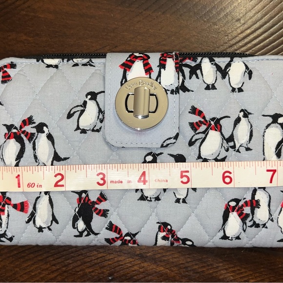 Vera Bradley RFID Turnlock Wallet cotton - Playful Penguin - Picture 2 of 6